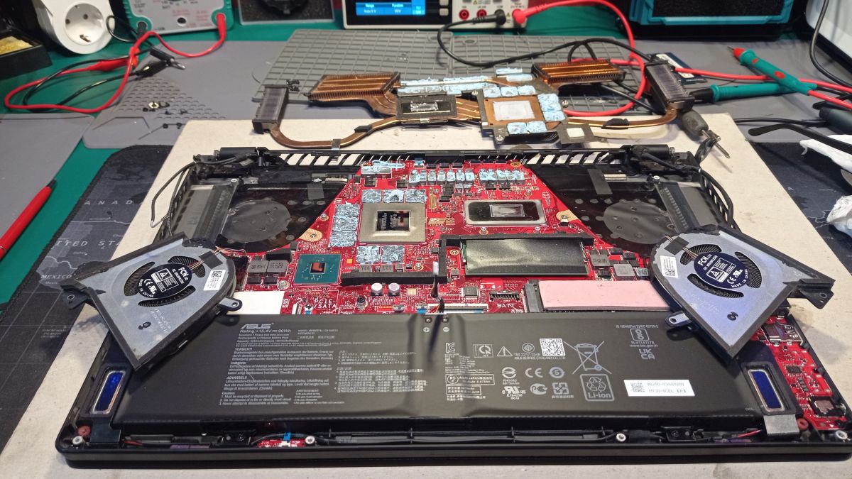 rozkręcony laptop w serwisie